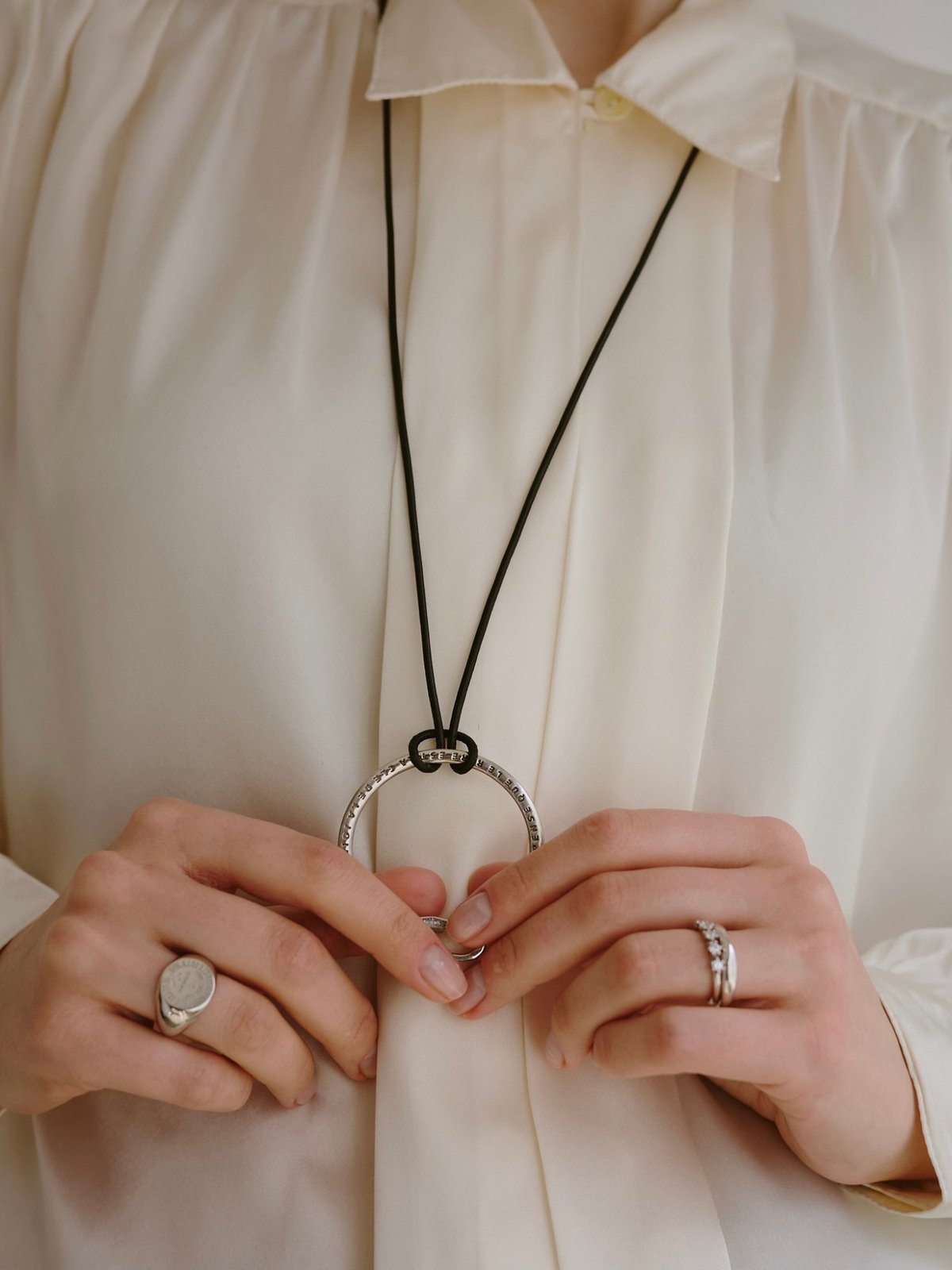 結婚指輪にReFaireのネックレスと指輪を重ねた胸元